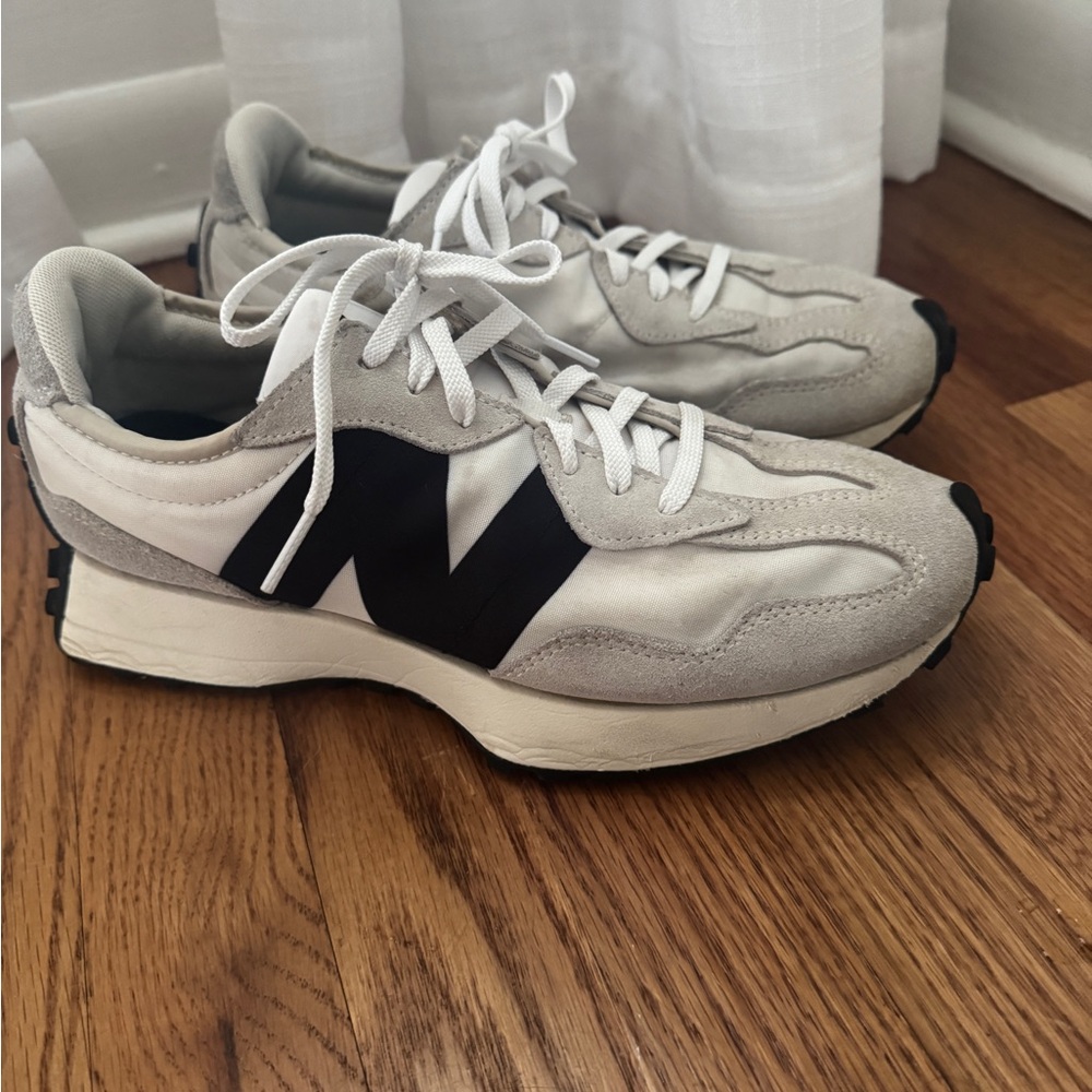 New Balance Women’s 327 Sneaker Size 9.5  White/Grey/Black